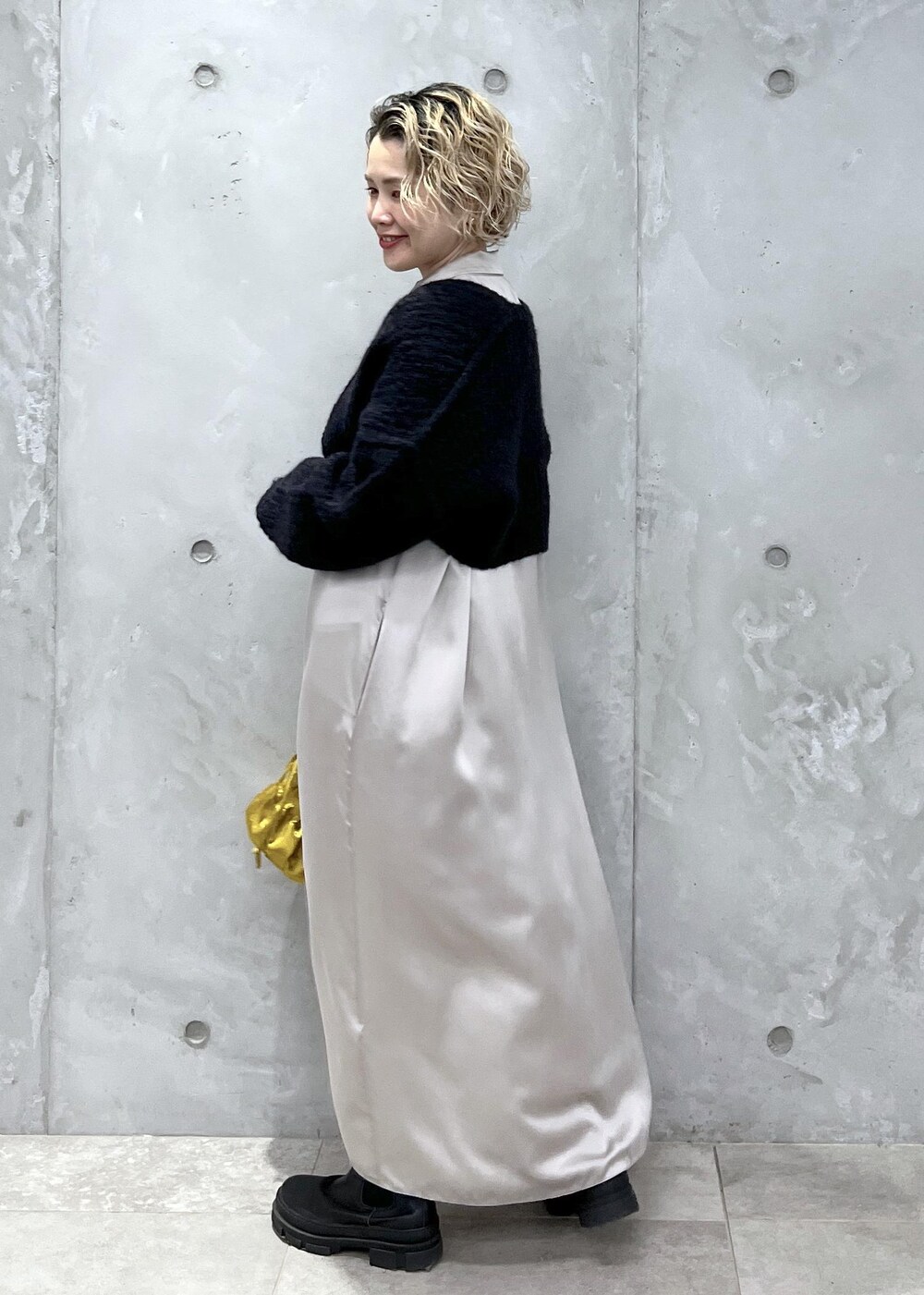 イエロー系のショルダーバッグ、グレー系のシャツワンピース、ブラック系のカーディガン/ボレロを着用したレディースの秋コーディネートの3枚目の写真