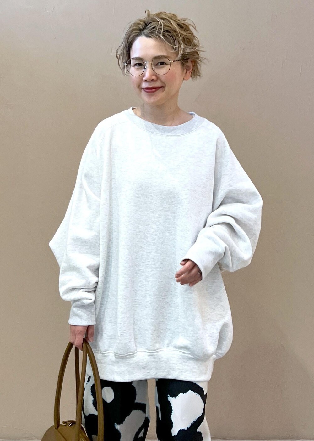 グレー系のスウェット、その他のパンプス、ブラウン系のボストンバッグを着用したレディースの春コーディネートの6枚目の写真