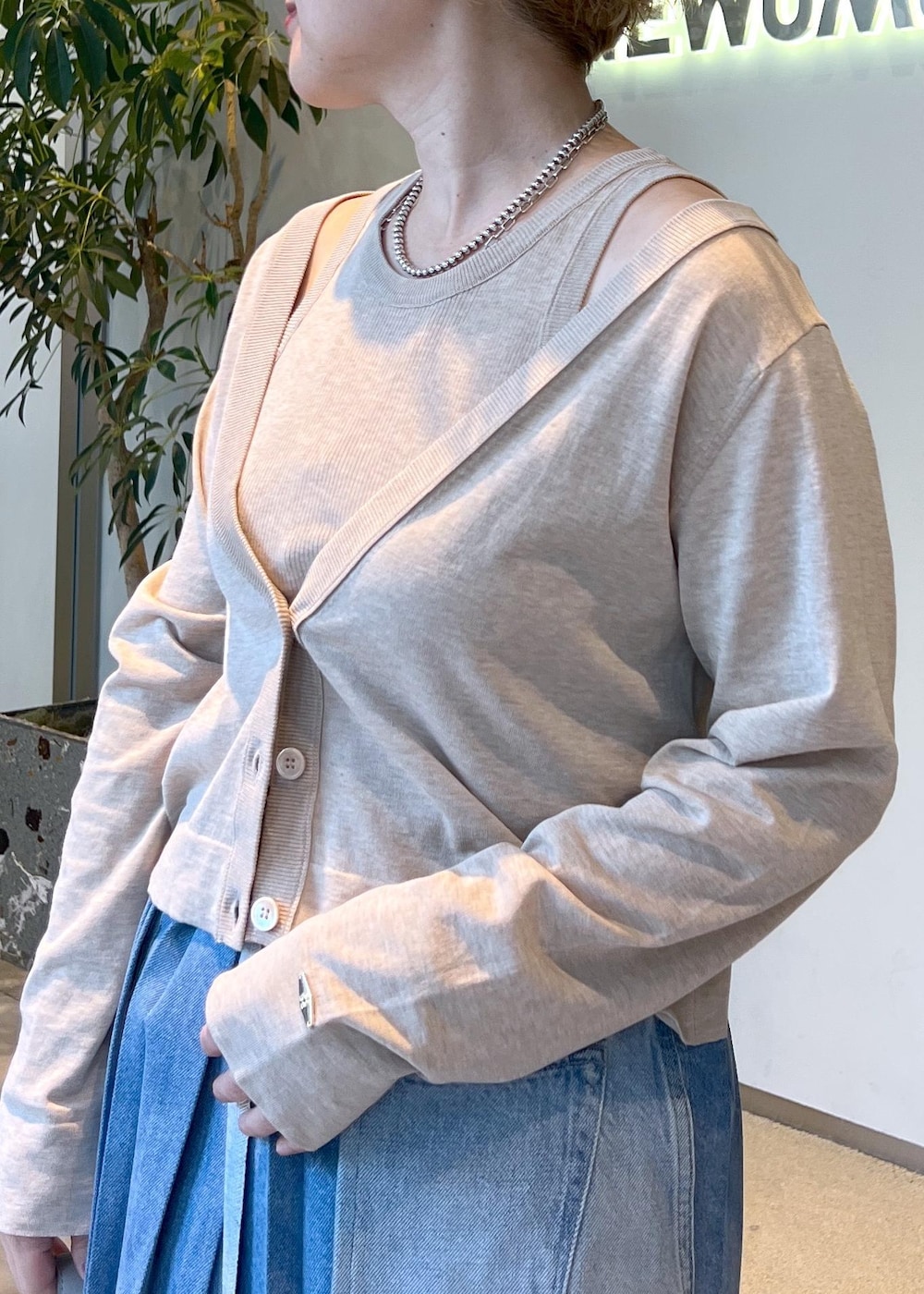 ベージュ系のカーディガン/ボレロ、ベージュ系のその他パンツ、ベージュ系のタンクトップを着用したレディースの春コーディネートの5枚目の写真