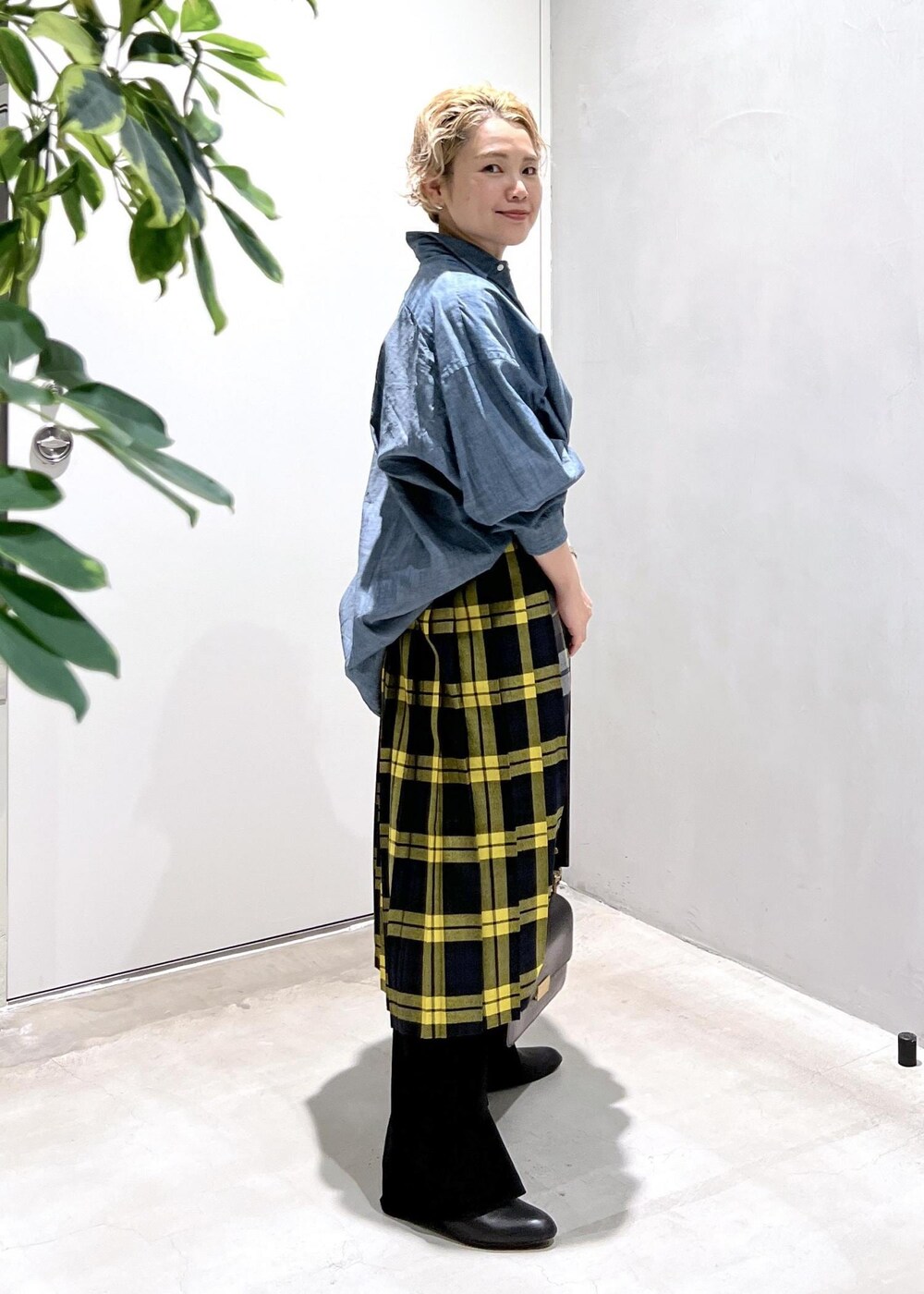 ブラック系のショルダーバッグ、ブラック系のその他パンツ、グレー系のスカートを着用したレディースの秋コーディネートの5枚目の写真