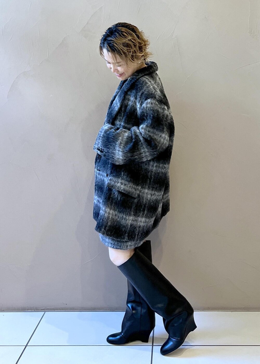 グレー系のジャンパースカート、グレー系のその他アウター、ブラック系のTシャツ/カットソーを着用したレディースの秋コーディネートの6枚目の写真