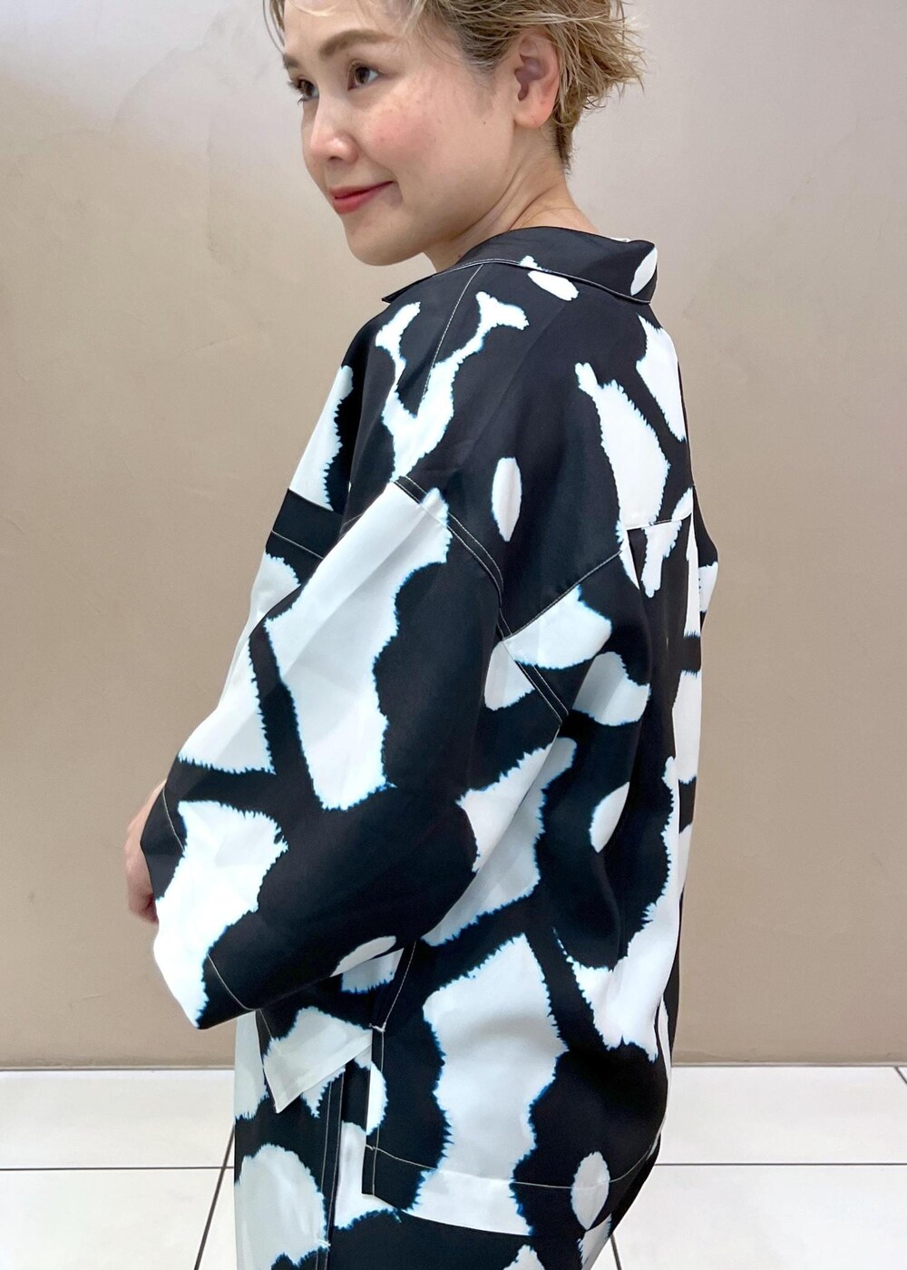 ホワイト系のボストンバッグ、その他のパンプス、ホワイト系のシャツ/ブラウスを着用したレディースの春コーディネートの6枚目の写真