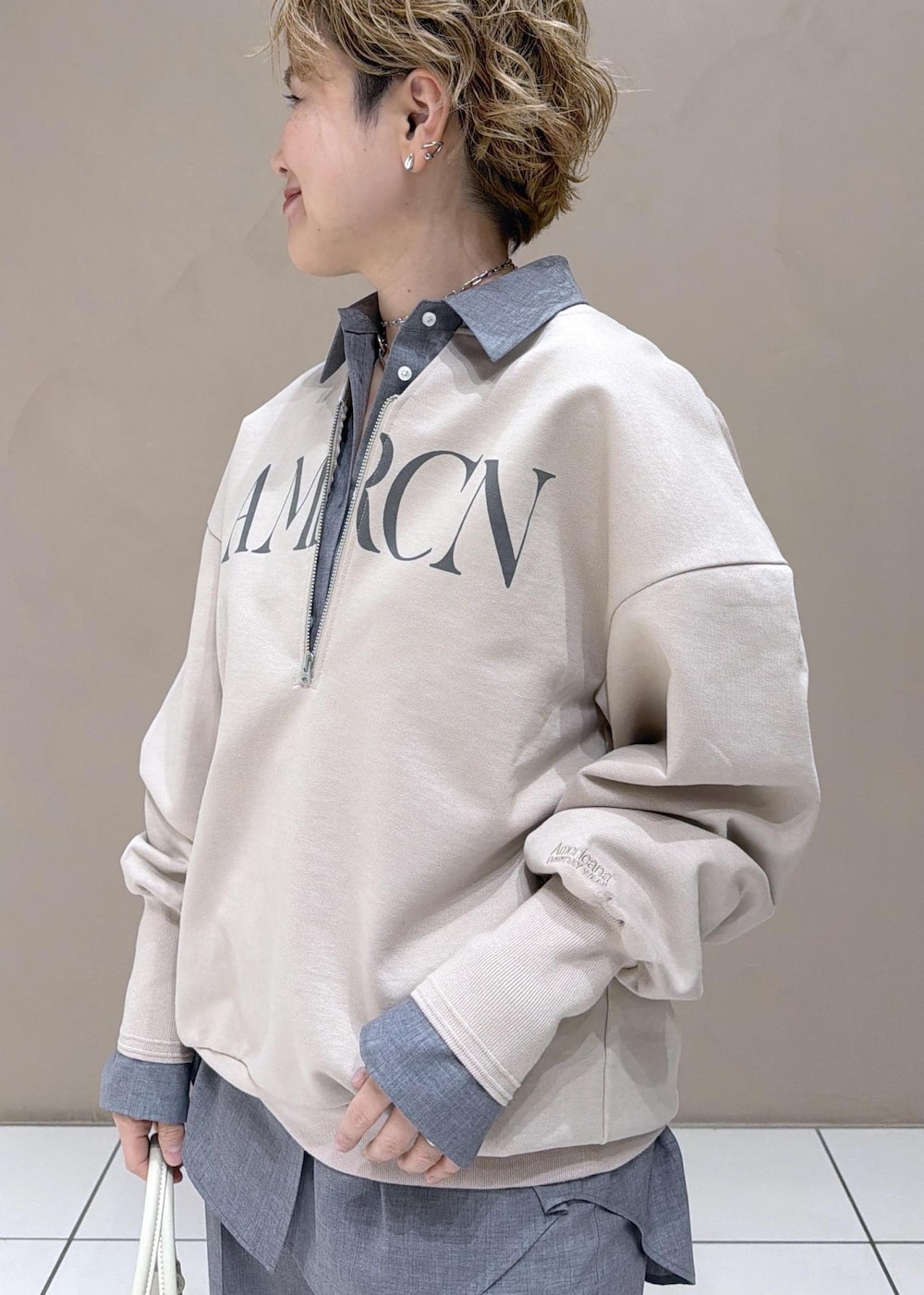 グレー系のシャツ/ブラウス、ベージュ系のスウェット、グレー系のその他パンツを着用したレディースの冬コーディネートの6枚目の写真