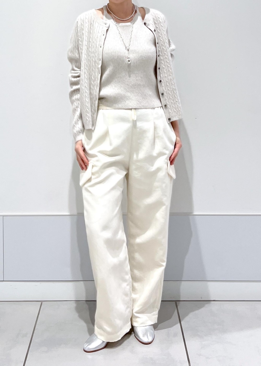 グレー系のその他アウター、ホワイト系のキャミソール、ホワイト系のカーゴパンツを着用したレディースの冬コーディネートの9枚目の写真