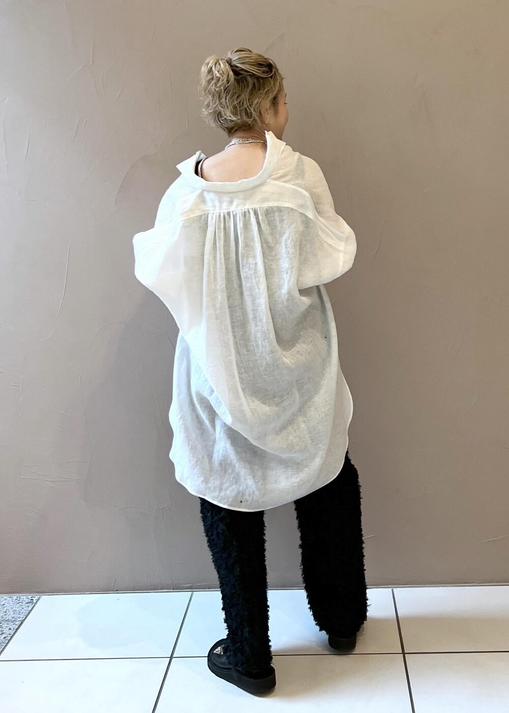 ホワイト系のシャツ/ブラウス、ベージュ系のキャミソール、ブラック系のその他パンツを着用したレディースの春コーディネートの7枚目の写真