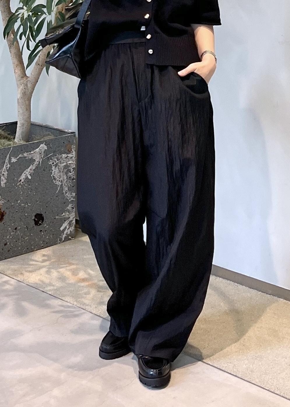 ブラック系のその他パンツ、ブラック系のローファー、ブラック系のショルダーバッグを着用したレディースの夏コーディネートの8枚目の写真