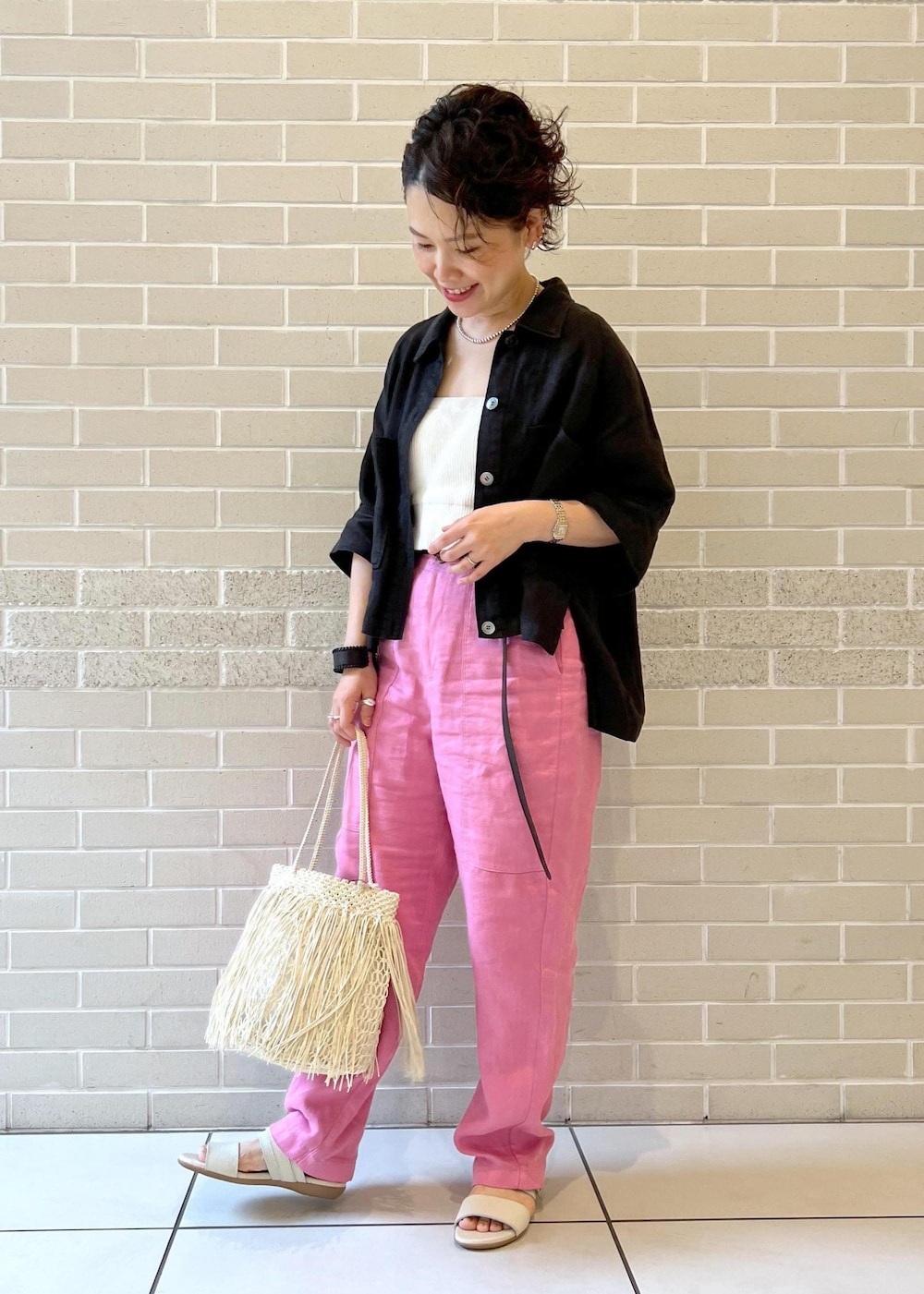 ブラック系のシャツ/ブラウス、ホワイト系のチューブトップ、ベージュ系のサンダルを着用したレディースの春コーディネートの3枚目の写真