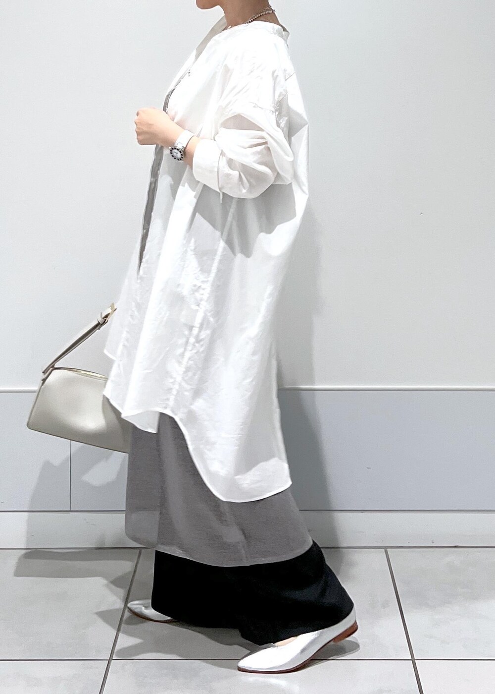 グレー系のショルダーバッグ、ブラック系のその他パンツ、シルバー系のワンピースを着用したレディースの夏コーディネートの5枚目の写真