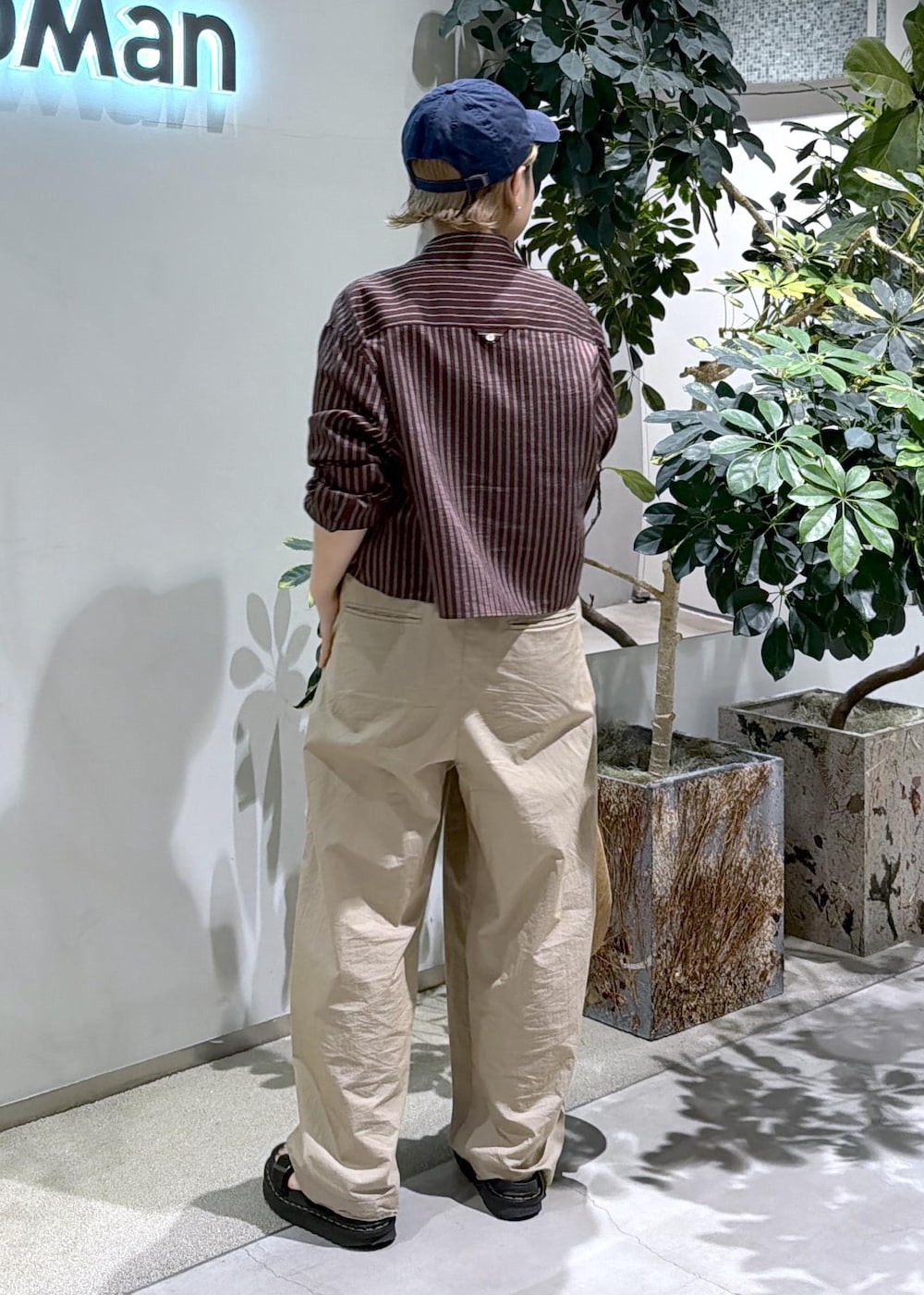 ベージュ系のその他パンツ、ブラウン系のシャツ/ブラウスを着用したレディースの春コーディネートの5枚目の写真