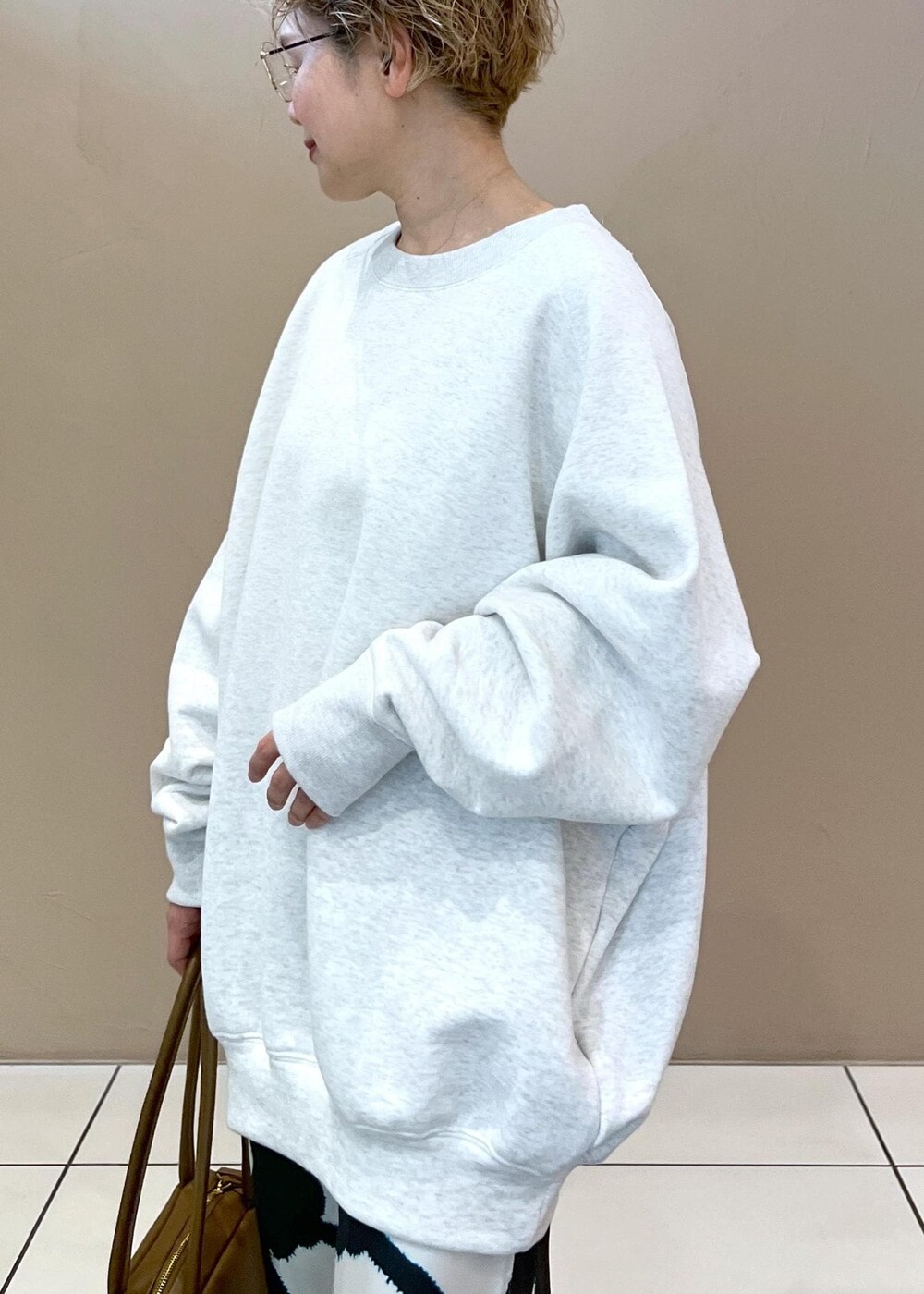 グレー系のスウェット、その他のパンプス、ブラウン系のボストンバッグを着用したレディースの春コーディネートの7枚目の写真