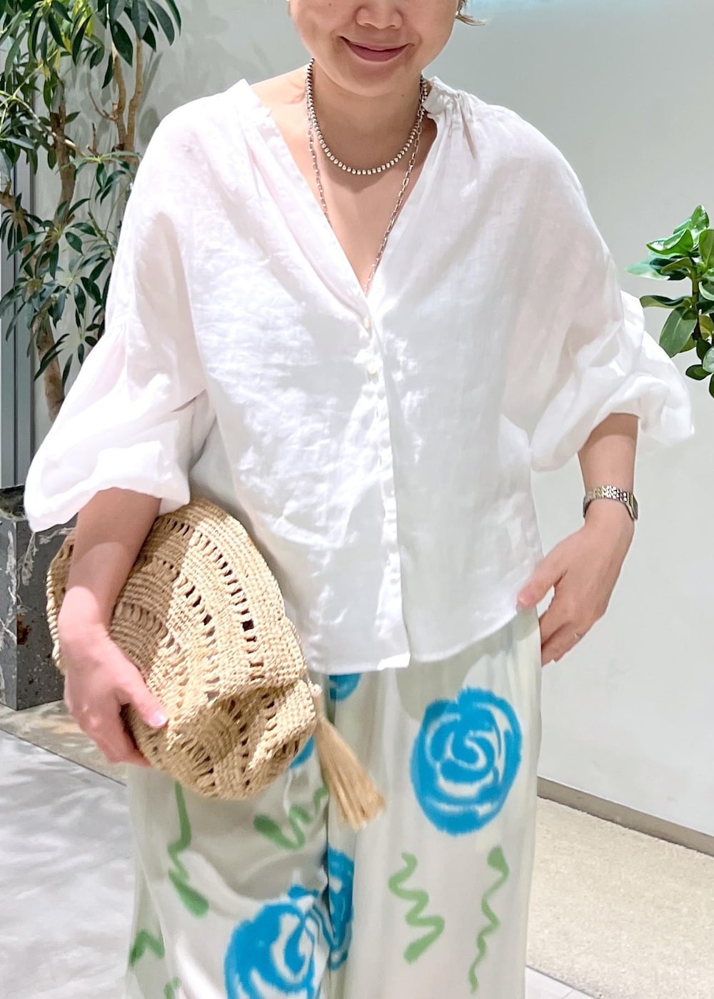 「サロンアダムエロペ、40代コーデ、SUKU、SUKU HOME、スク、スクホーム、MAISON N.H PARIS、メゾンエヌアッシュパリ、MOHI、モヒ、初春コーデ、春コーデ、初夏コーデ、夏コーデ、デートコーデ」｜「MOHIの【MOHI（モヒ）】サンダル（サンダル、ベージュ系）」を使った、Hiromさん（レディース・154cm）の春コーディネートの7枚目の写真