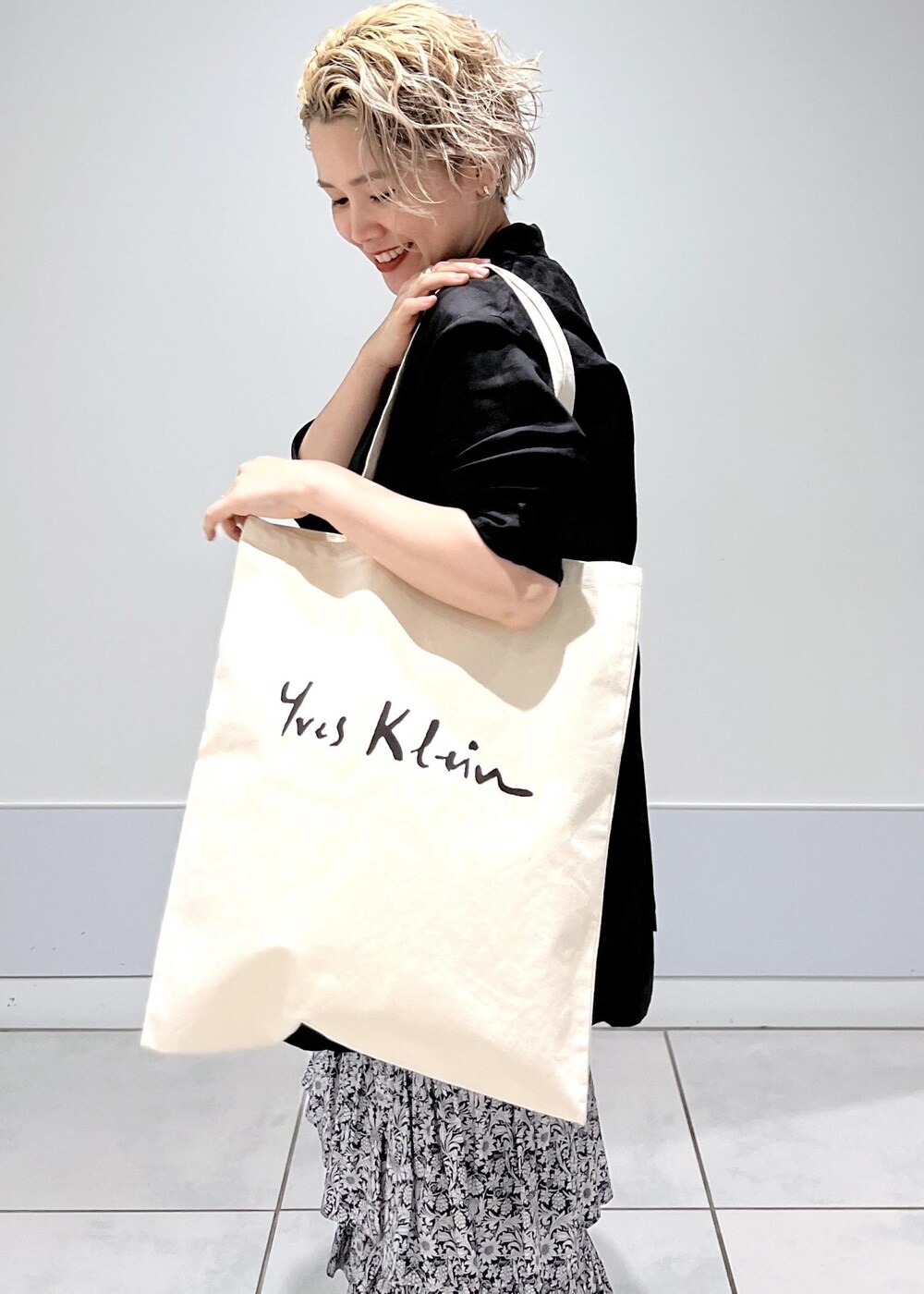 ブラック系のテーラードジャケット、ブラック系のスカートを着用したレディースの夏コーディネートの6枚目の写真