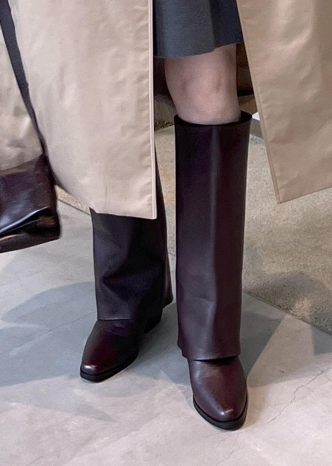 ブラウン系のブーツ、ブラウン系のショルダーバッグ、ベージュ系のダウンジャケット/コートを着用したレディースの秋コーディネートの10枚目の写真