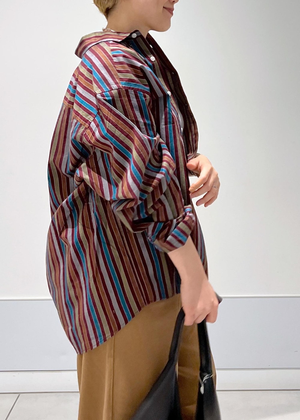 ブラック系のトートバッグ、ブラック系のスニーカー、ブラウン系のその他パンツを着用したレディースの冬コーディネートの6枚目の写真