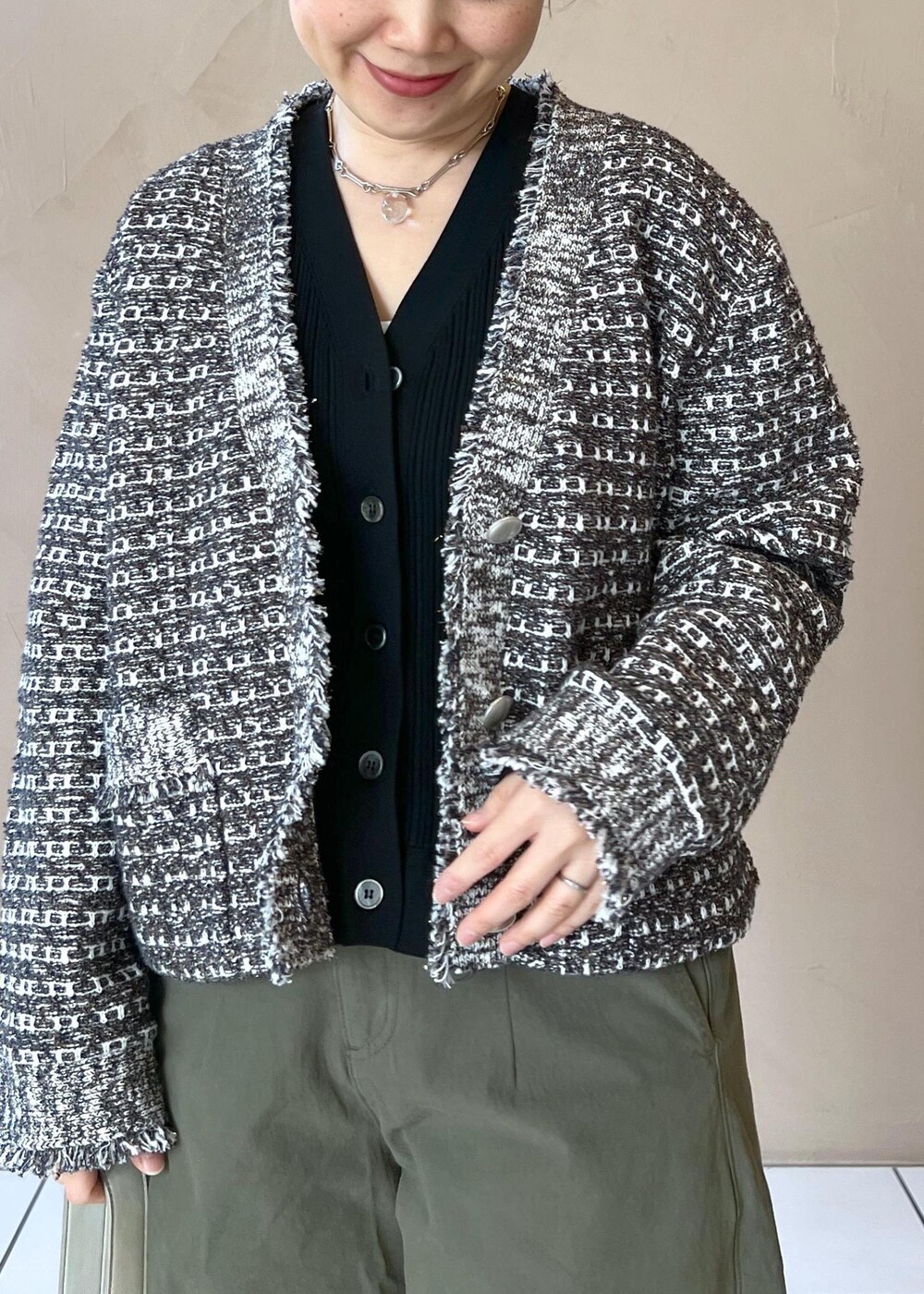 ブルー系のカーディガン/ボレロ、ブラック系のカーディガン/ボレロ、グリーン系のその他パンツを着用したレディースの冬コーディネートの5枚目の写真