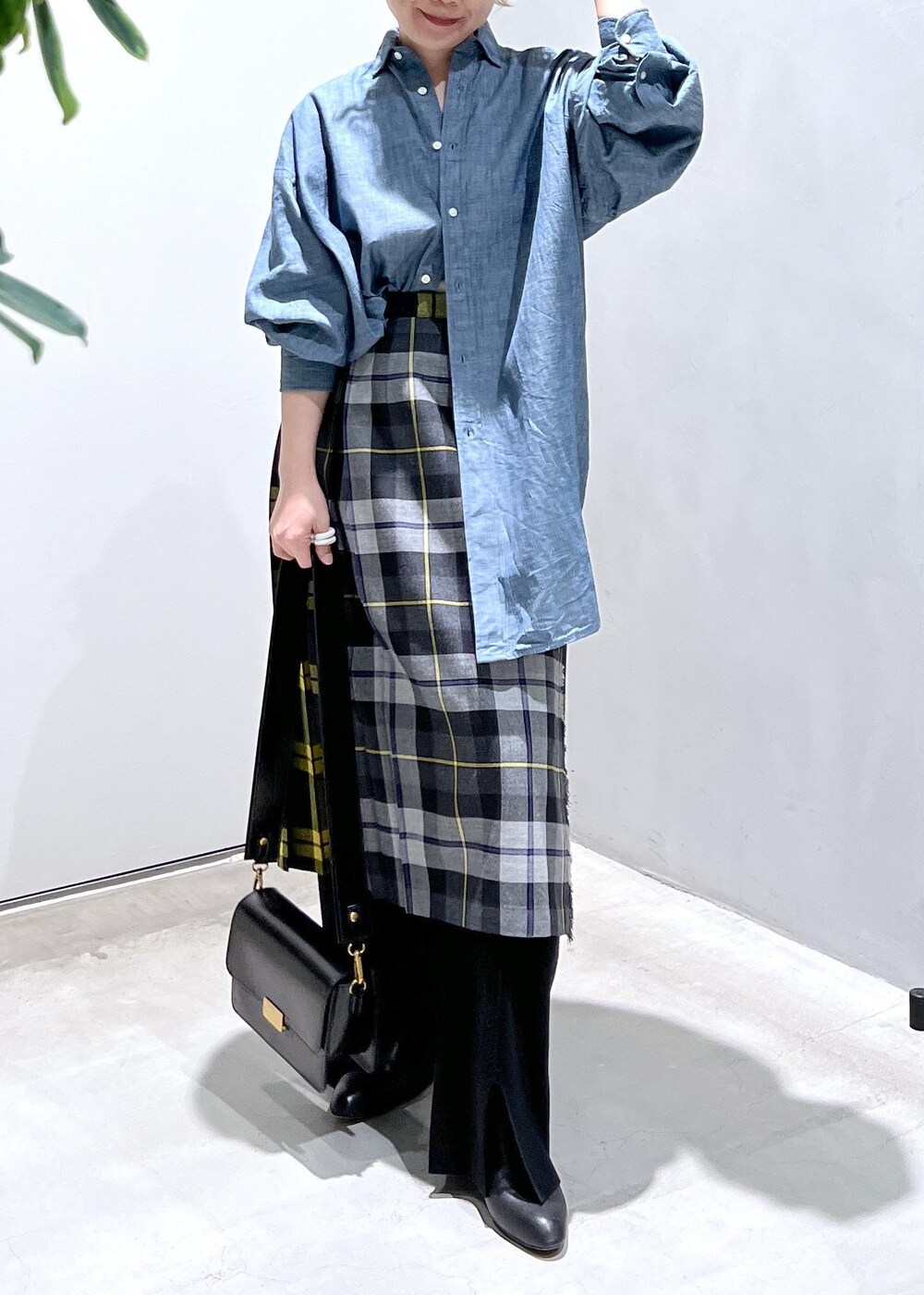 ブラック系のショルダーバッグ、ブラック系のその他パンツ、グレー系のスカートを着用したレディースの秋コーディネートの8枚目の写真