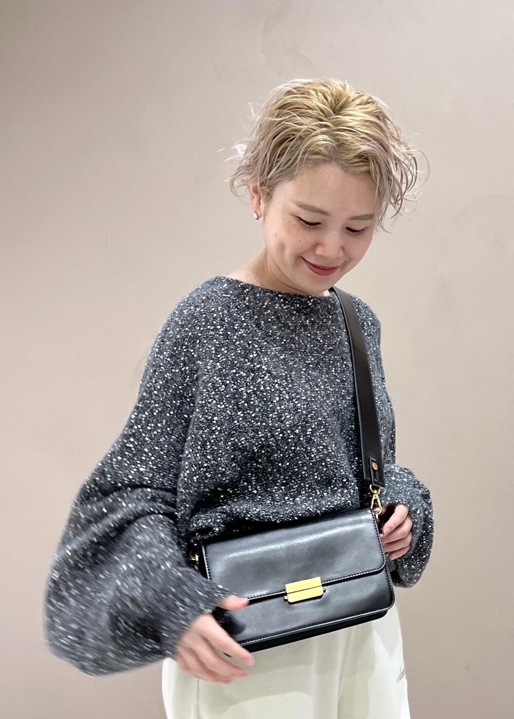 ホワイト系のスウェットパンツ、ブラック系のショルダーバッグ、シルバー系のパンプスを着用したレディースの秋コーディネートの6枚目の写真