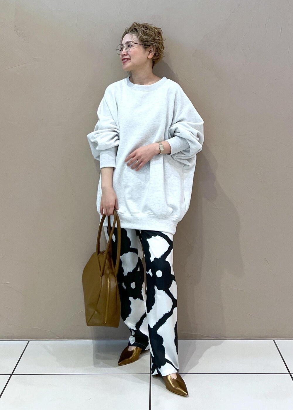 グリーン系のブルゾン、グレー系のスウェット、その他のパンプスを着用したレディースの春コーディネートの7枚目の写真