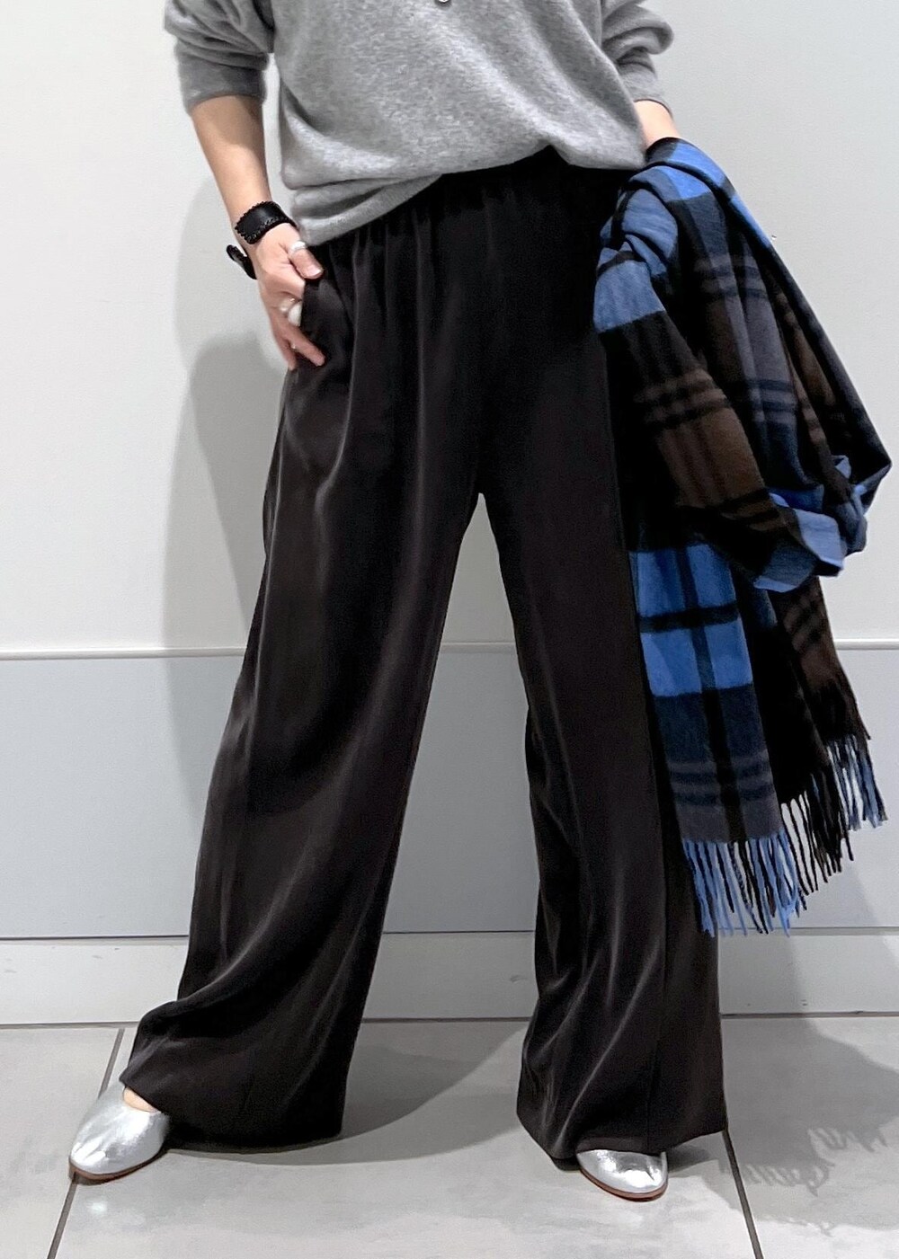 グレー系のその他パンツ、シルバー系のパンプス、その他のネックレスを着用したレディースの秋コーディネートの8枚目の写真