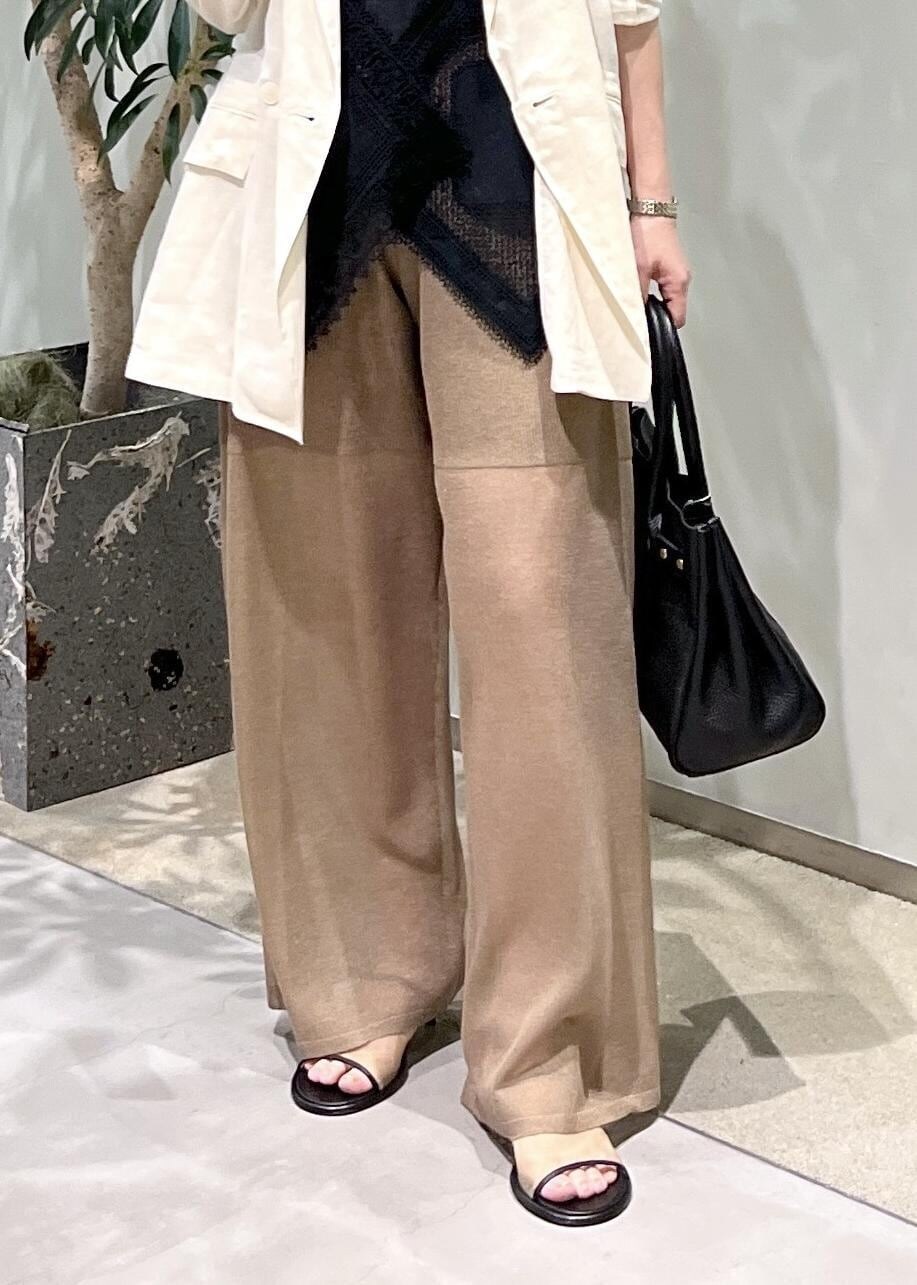 ブラック系のショルダーバッグ、ブラック系のTシャツ/カットソー、ホワイト系のテーラードジャケットを着用したレディースの夏コーディネートの8枚目の写真