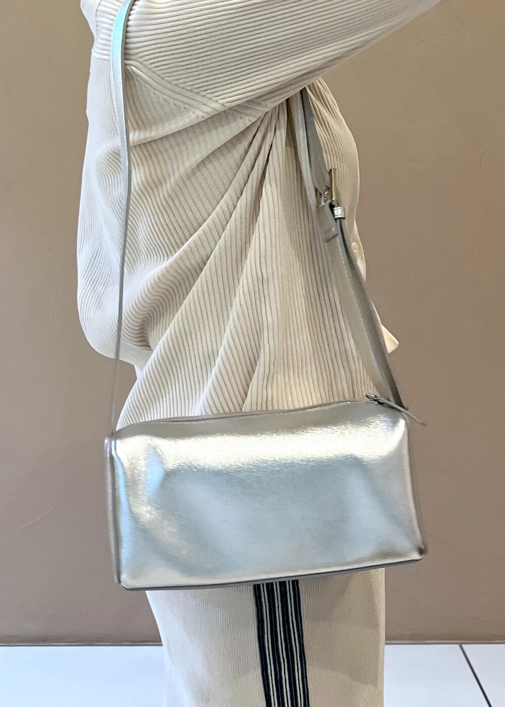 シルバー系のショルダーバッグ、ホワイト系のカーディガン/ボレロ、ホワイト系のその他パンツを着用したレディースの冬コーディネートの9枚目の写真