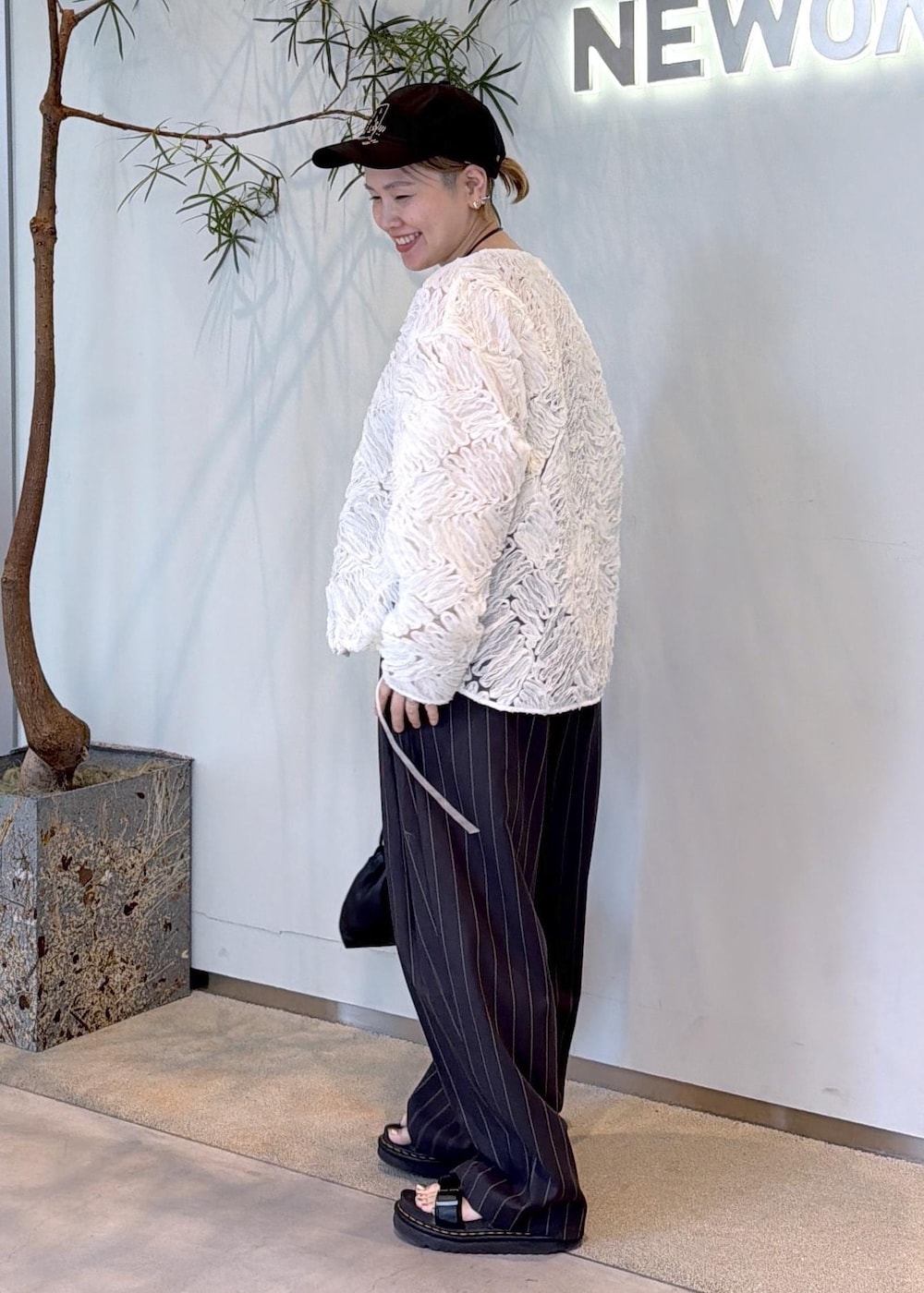 グレー系のその他パンツ、ブラック系のショルダーバッグ、ホワイト系のシャツ/ブラウスを着用したレディースの夏コーディネートの6枚目の写真