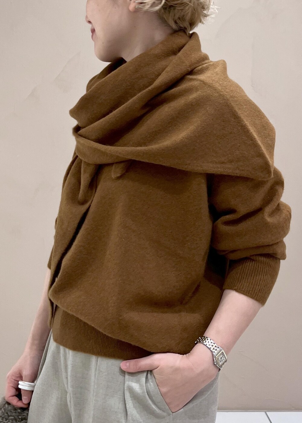 ベージュ系のスラックス、ブラウン系のトートバッグ、イエロー系のニット/セーターを着用したレディースの秋コーディネートの5枚目の写真