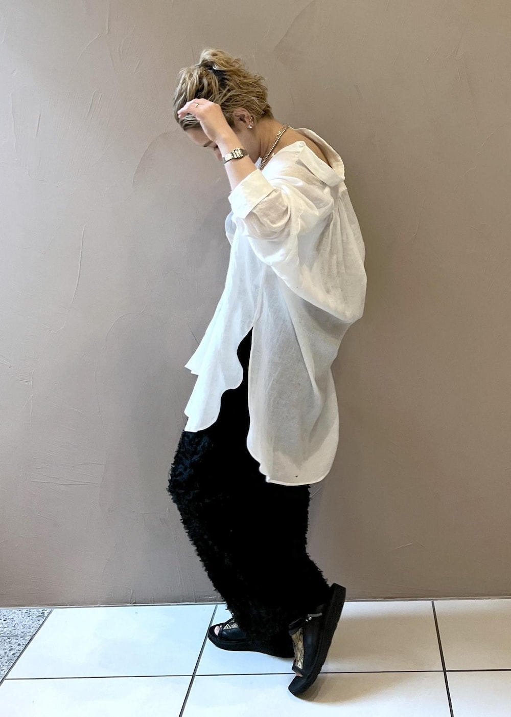 ホワイト系のシャツ/ブラウス、ベージュ系のキャミソール、ブラック系のその他パンツを着用したレディースの春コーディネートの6枚目の写真