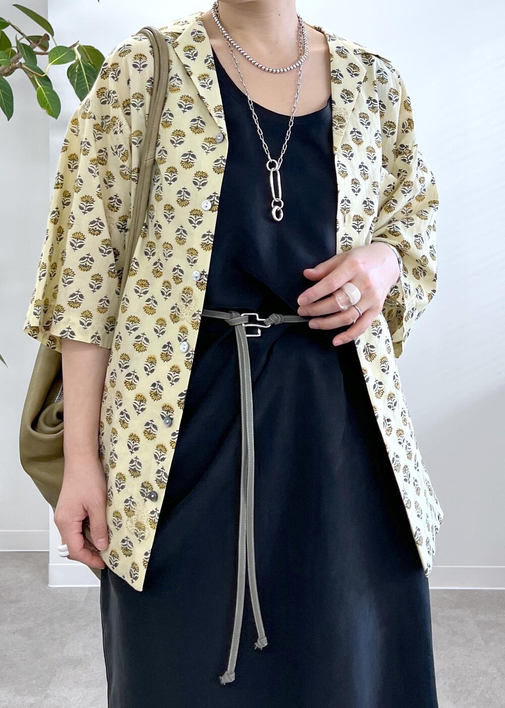 ブラック系のワンピース、ベージュ系のシャツ/ブラウス、ベージュ系のその他パンツを着用したレディースの冬コーディネートの7枚目の写真