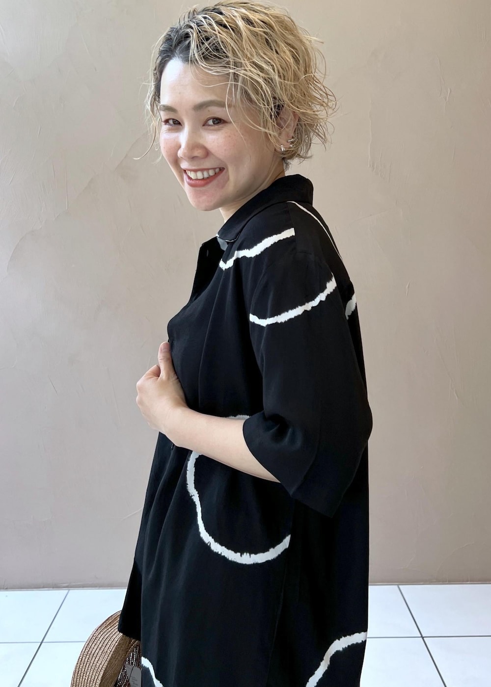 ゴールド系のサンダル、ブラック系のタンクトップ、ブラック系のルームウェア/パジャマを着用したレディースの春コーディネートの7枚目の写真