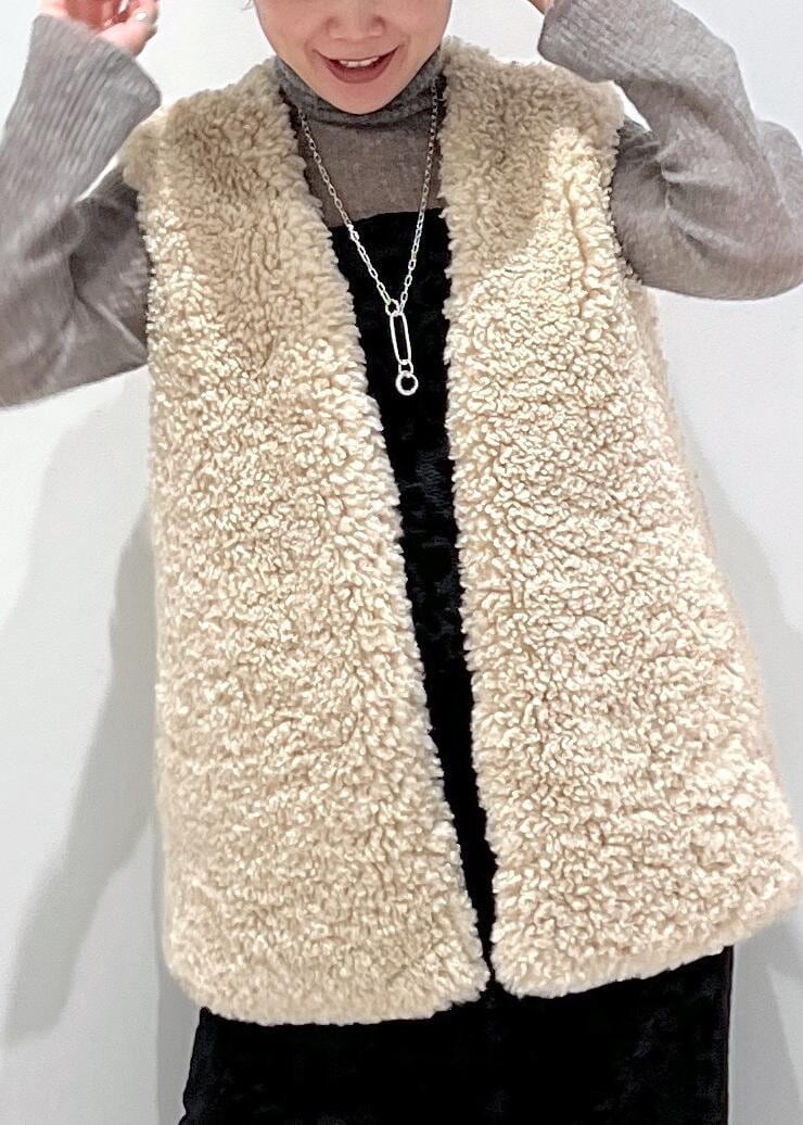 ベージュ系のベスト、ブラック系のワンピース、グレー系のニット/セーターを着用したレディースの秋コーディネートの7枚目の写真