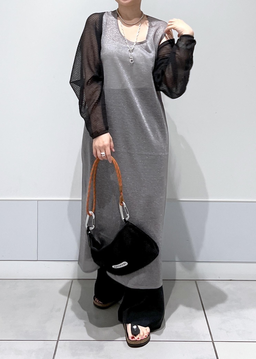 グレー系のカーディガン/ボレロ、ブラック系のその他パンツ、ブラック系のショルダーバッグを着用したレディースの夏コーディネートの5枚目の写真