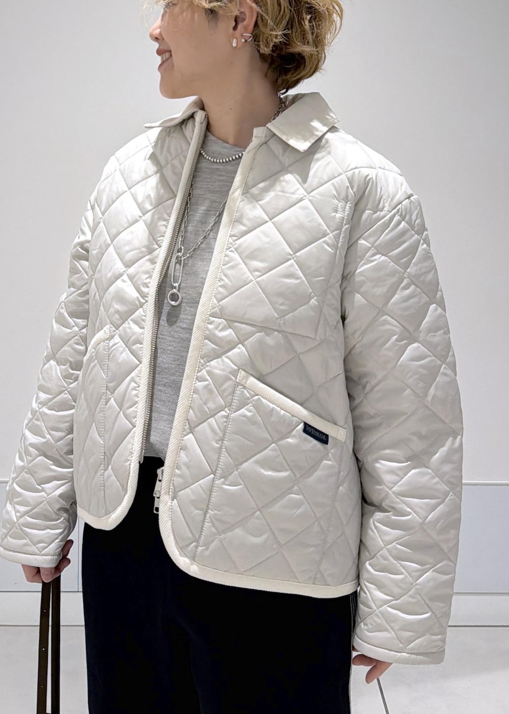 ブラック系のその他パンツ、ブラウン系のショルダーバッグ、ピンク系のブルゾンを着用したレディースの秋コーディネートの6枚目の写真