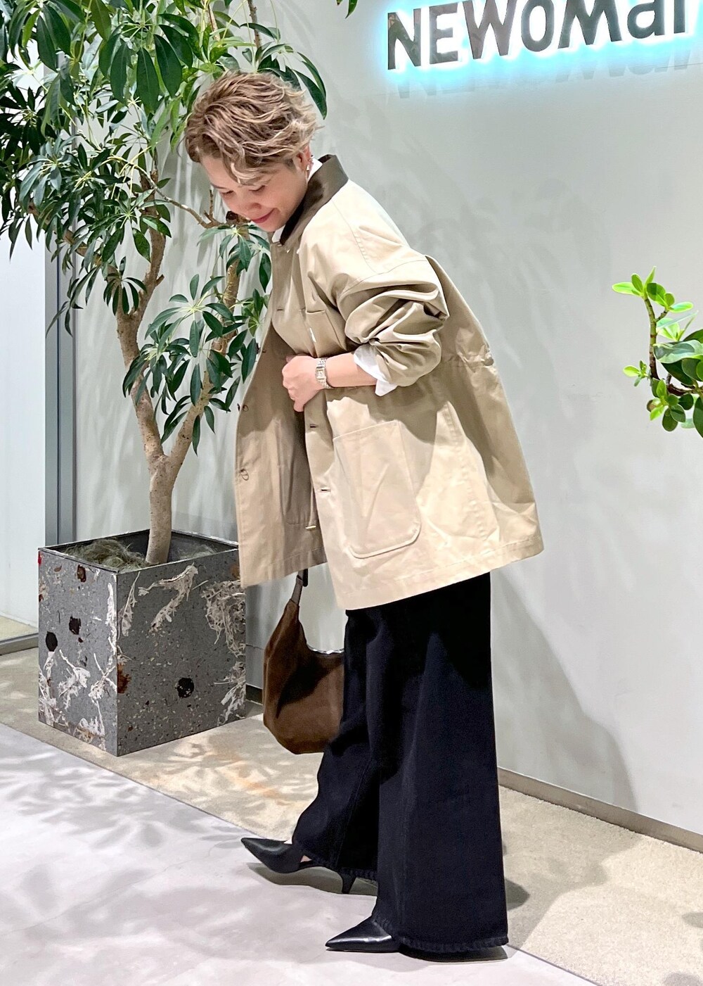 ホワイト系のシャツ/ブラウス、グレー系のデニムパンツ、ベージュ系のブルゾンを着用したレディースの夏コーディネートの6枚目の写真