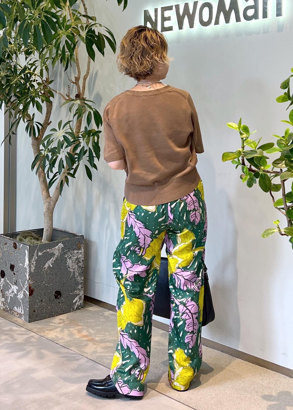 ブラック系のローファー、イエロー系のカーディガン/ボレロ、グリーン系のその他パンツを着用したレディースの夏コーディネートの6枚目の写真