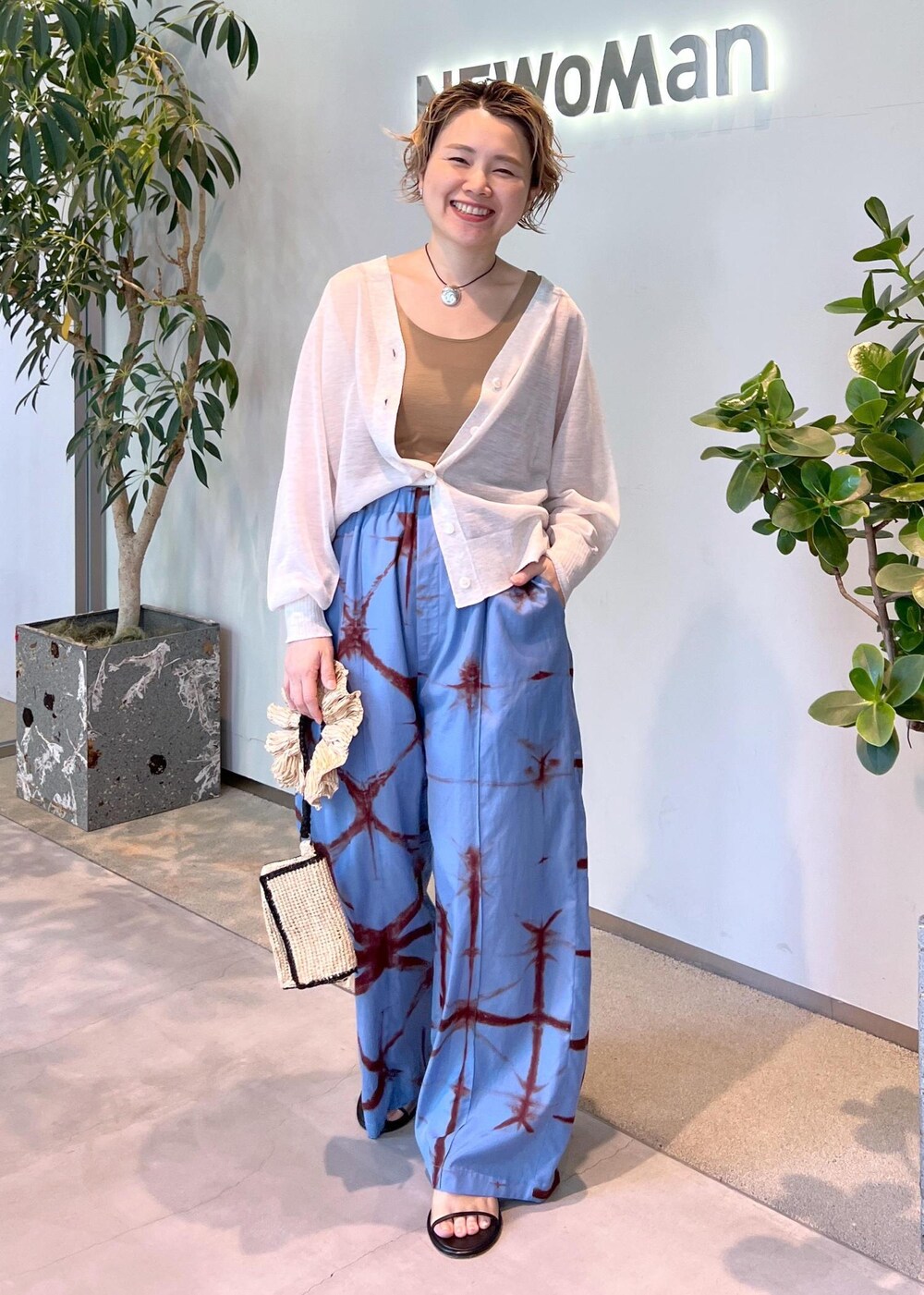 グレー系のカーディガン/ボレロ、ブルー系のその他パンツ、ベージュ系のタンクトップを着用したレディースの春コーディネートの2枚目の写真