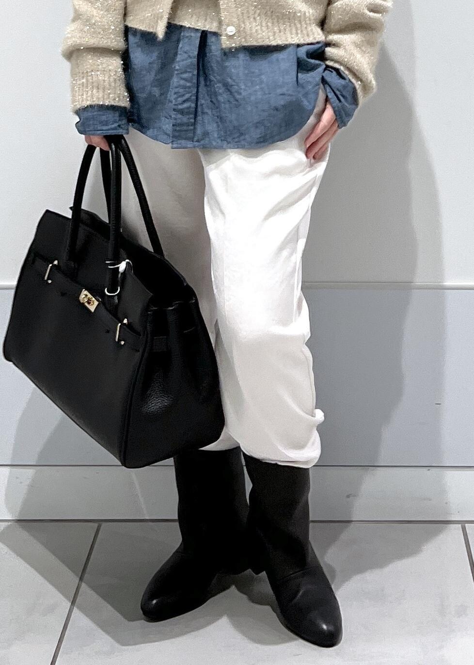 ゴールド系のカーディガン/ボレロ、ブラック系のハンドバッグ、ブラック系のブーツを着用したレディースの秋コーディネートの9枚目の写真