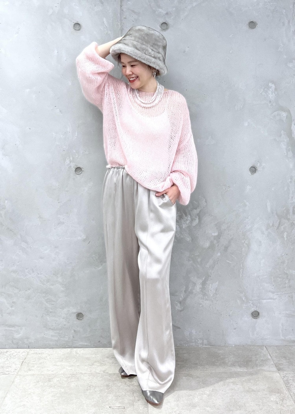 グレー系のその他パンツ、ピンク系のニット/セーター、シルバー系のパンプスを着用したレディースの夏コーディネートの3枚目の写真
