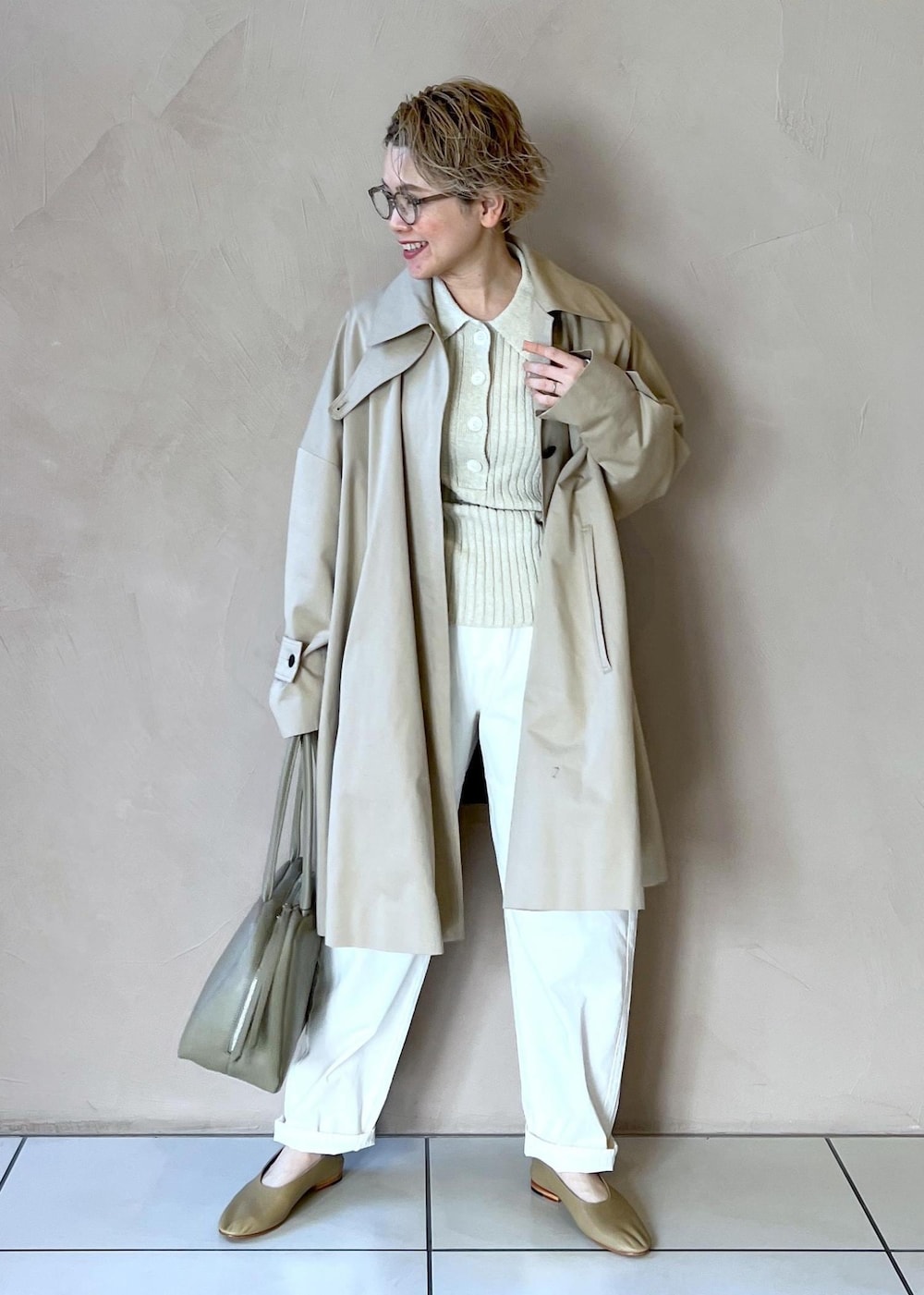 ベージュ系のボストンバッグ、ホワイト系のその他パンツ、ホワイト系のニット/セーターを着用したレディースの冬コーディネートの2枚目の写真