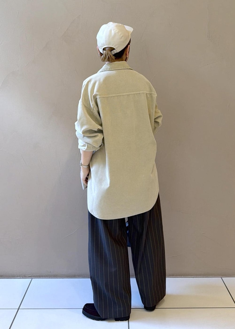 グレー系のその他パンツ、ブラウン系のショルダーバッグ、ブラウン系のローファーを着用したレディースの夏コーディネートの6枚目の写真