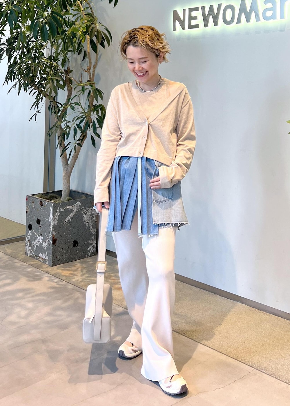 ベージュ系のカーディガン/ボレロ、ベージュ系のその他パンツ、ベージュ系のタンクトップを着用したレディースの春コーディネートの3枚目の写真