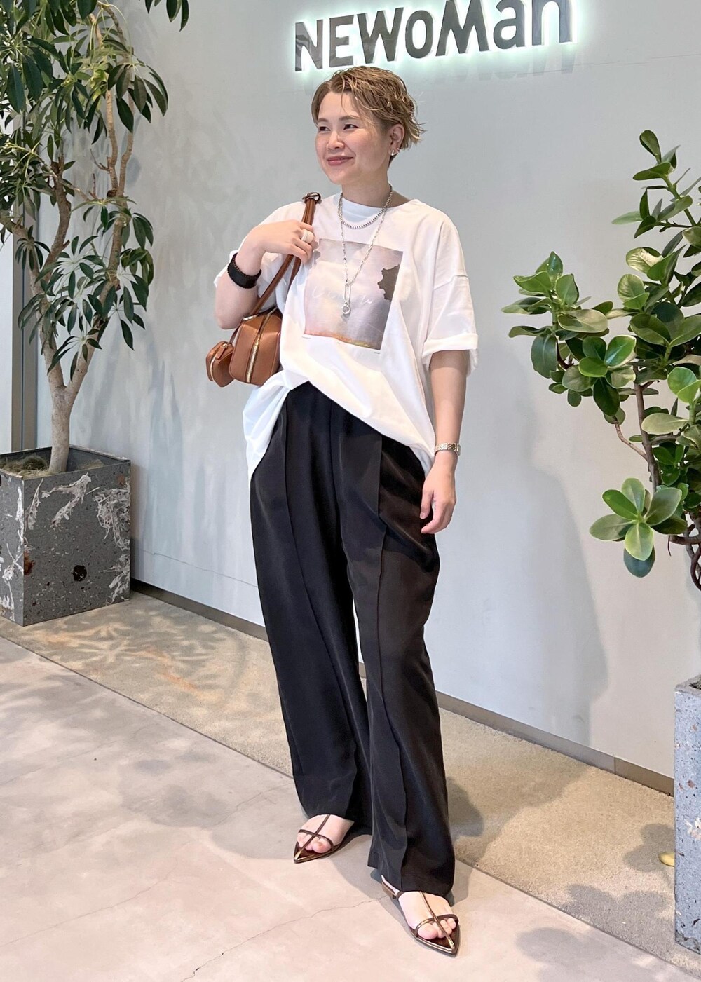 ブラック系のその他パンツ、その他のサンダル、イエロー系のショルダーバッグを着用したレディースの春コーディネートの10枚目の写真