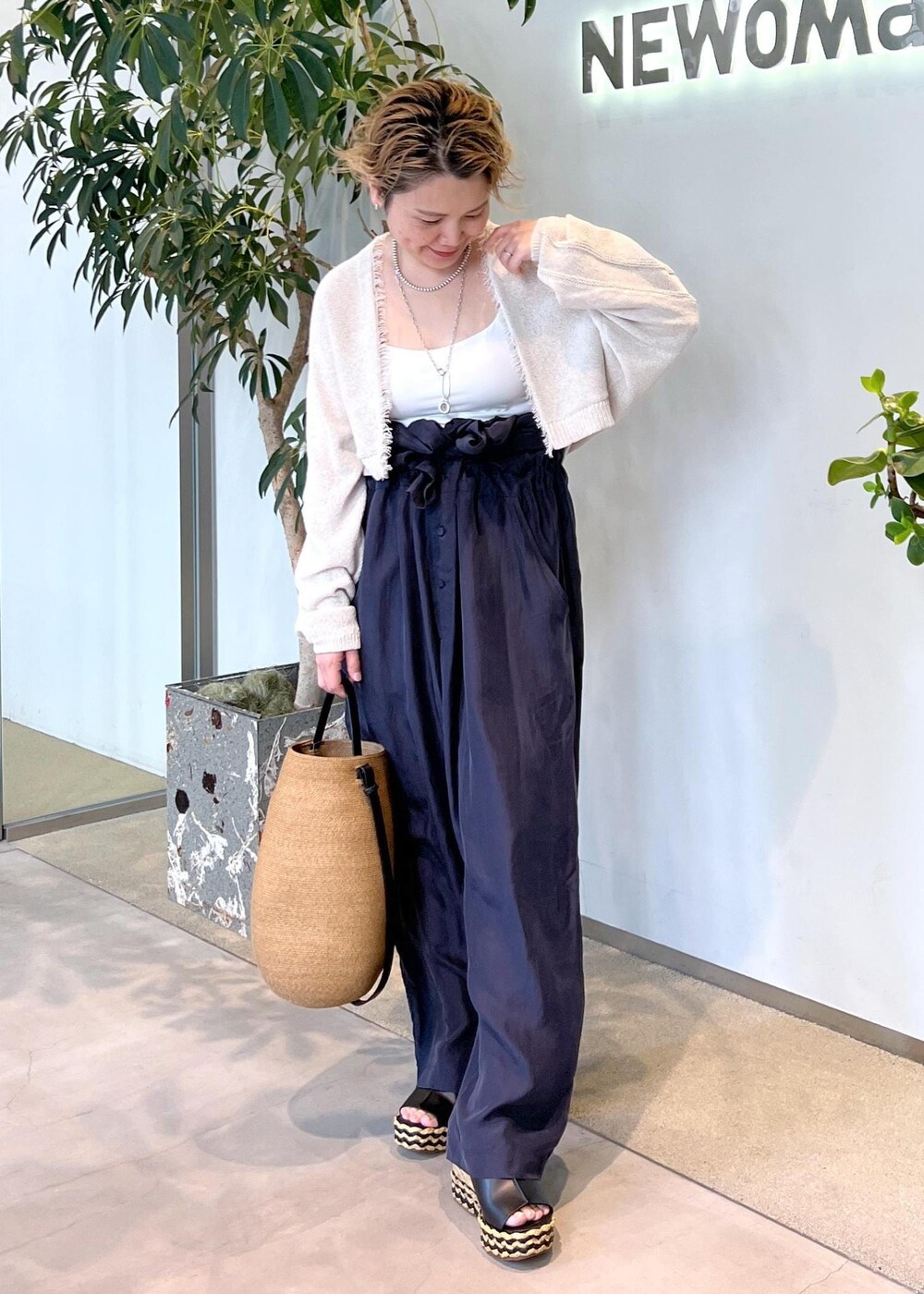 ホワイト系のカーディガン/ボレロ、ブラック系のサンダル、ブルー系のつなぎ/オールインワンを着用したレディースの夏コーディネートの4枚目の写真