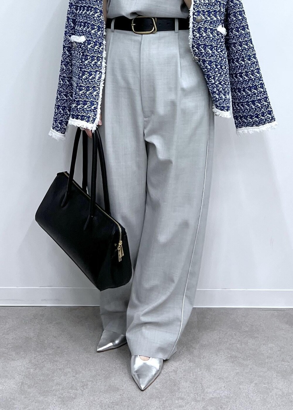 グレー系のベスト、グレー系のスラックス、シルバー系のパンプスを着用したレディースの春コーディネートの10枚目の写真