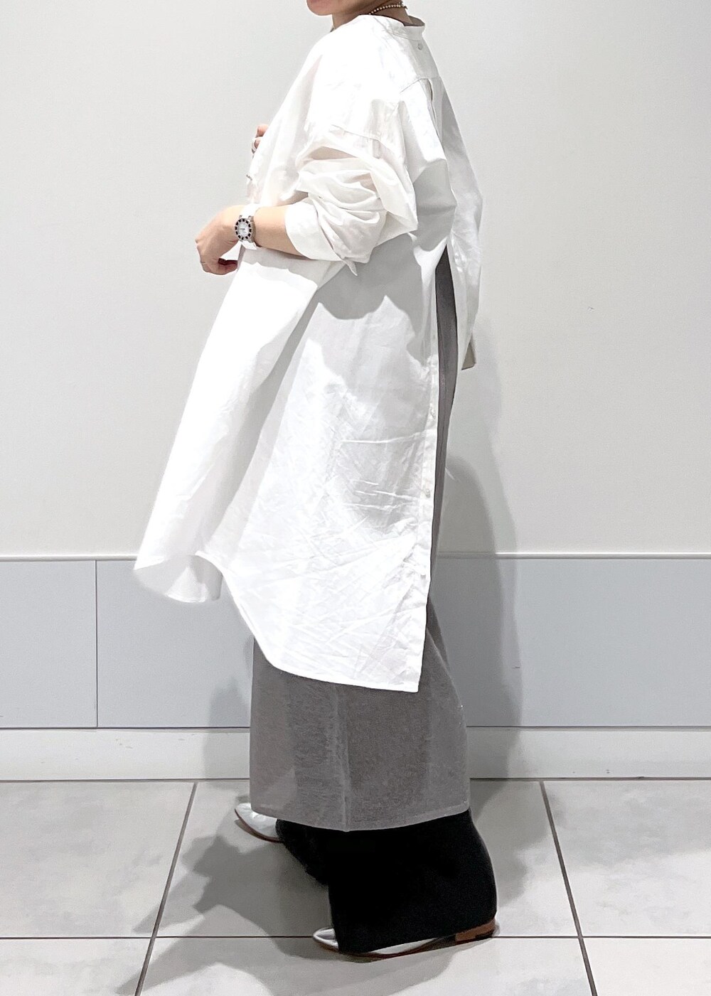 グレー系のショルダーバッグ、ブラック系のその他パンツ、シルバー系のワンピースを着用したレディースの夏コーディネートの6枚目の写真