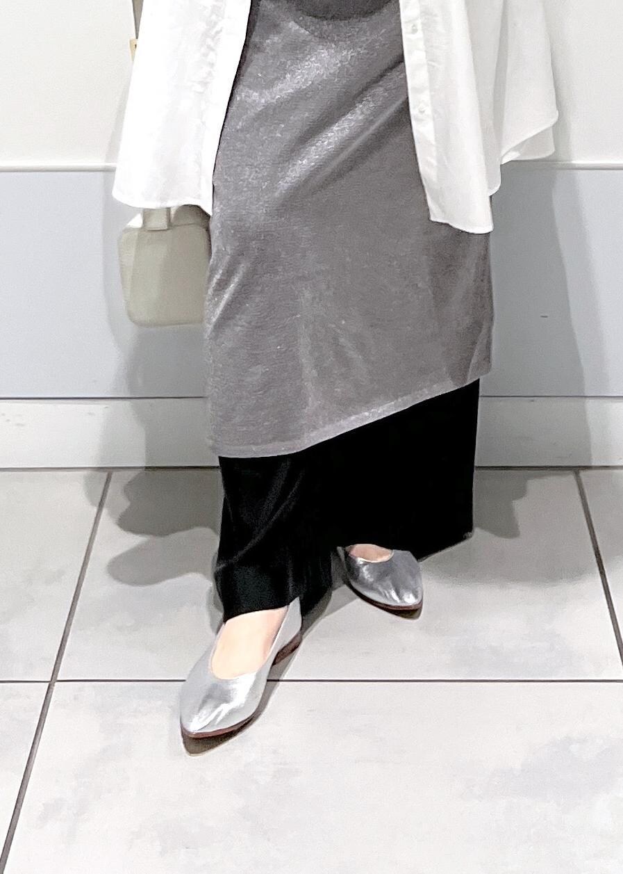 グレー系のショルダーバッグ、ブラック系のその他パンツ、シルバー系のワンピースを着用したレディースの夏コーディネートの9枚目の写真