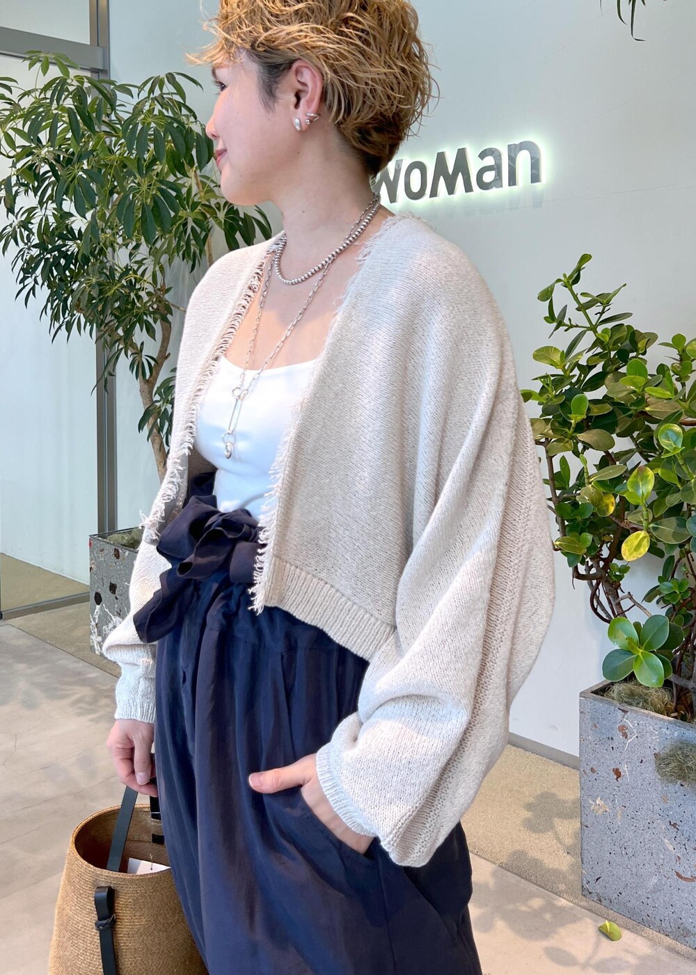 ホワイト系のカーディガン/ボレロ、ブラック系のサンダル、ブルー系のつなぎ/オールインワンを着用したレディースの夏コーディネートの5枚目の写真