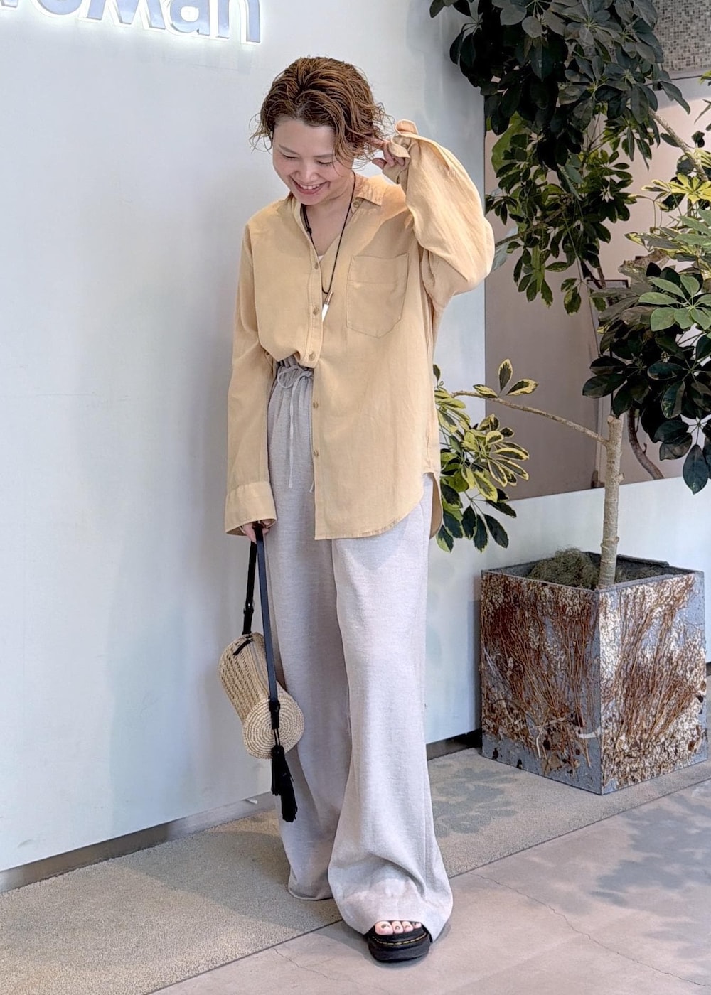 ベージュ系のショルダーバッグ、ベージュ系のその他パンツ、ベージュ系のシャツ/ブラウスを着用したレディースの夏コーディネートの5枚目の写真