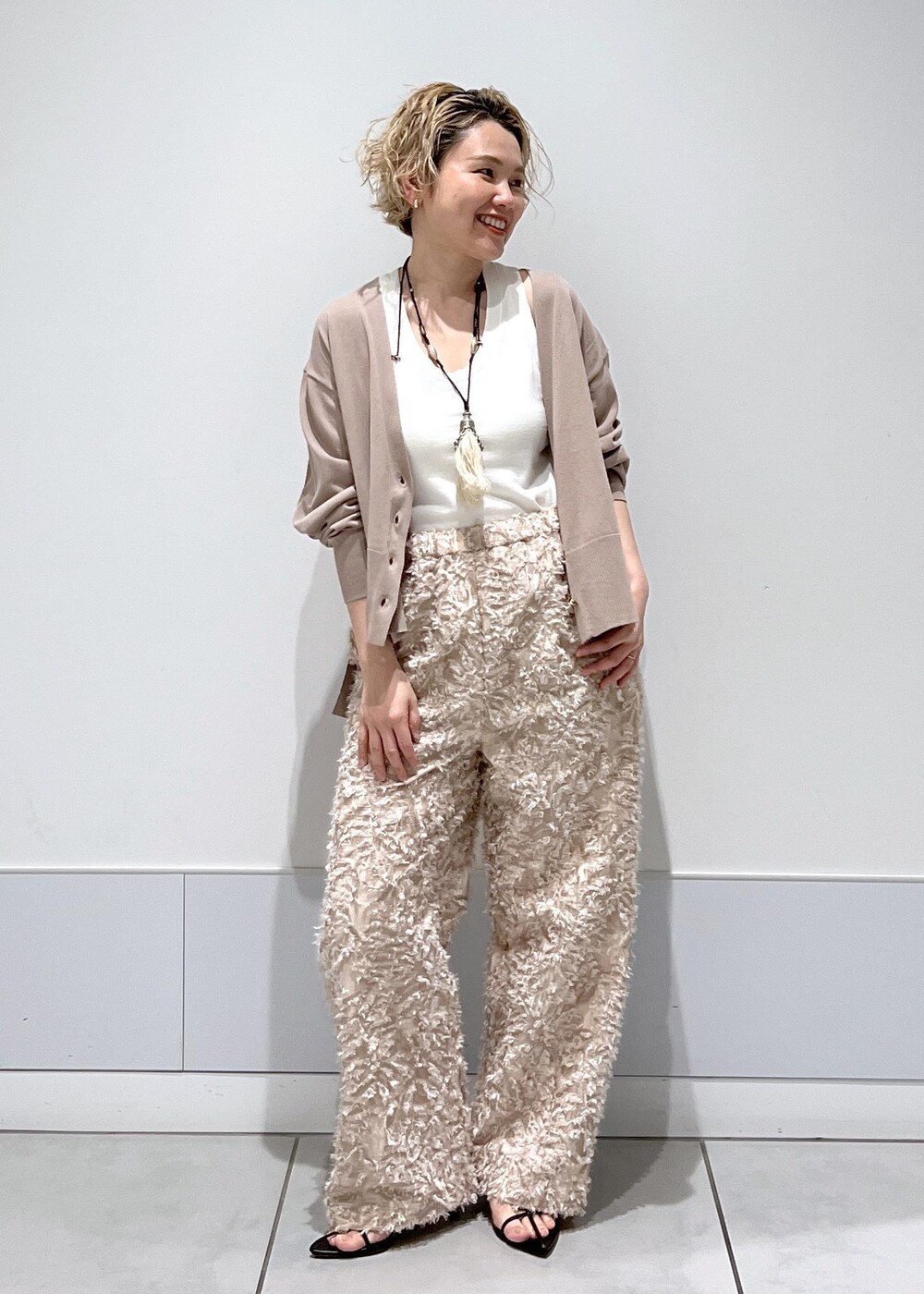 ベージュ系のカーディガン/ボレロ、ブラック系のサンダル、ベージュ系のその他パンツを着用したレディースの春コーディネートの3枚目の写真