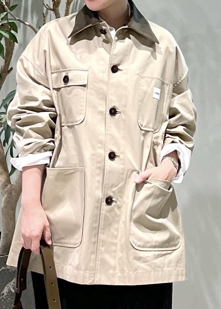 ホワイト系のシャツ/ブラウス、グレー系のデニムパンツ、ベージュ系のブルゾンを着用したレディースの夏コーディネートの8枚目の写真